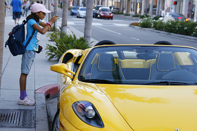 Rebeca likes yellow cars